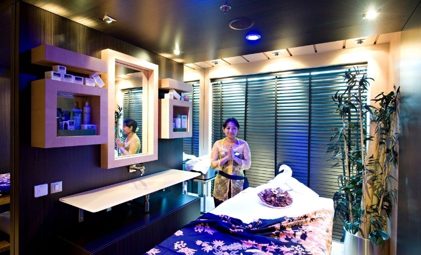 Masseur op de MSC Splendida